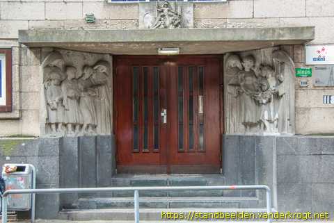 Maastricht -  Ursulinen met kinderen en Sint Angela de Merici