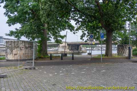 Maastricht -  Reliëfs voormalige Wilhelminabrug