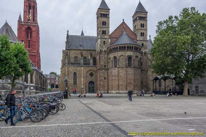 Maastricht -  Portaaldeur: Het godsvolk