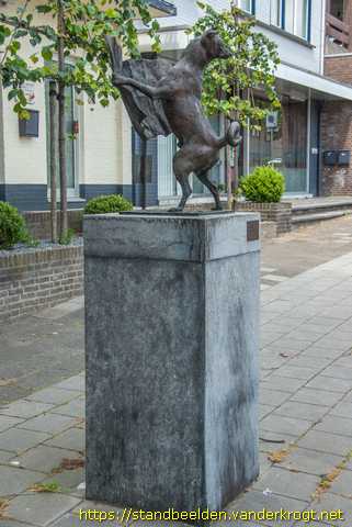 Ulestraten -  Lezende hond