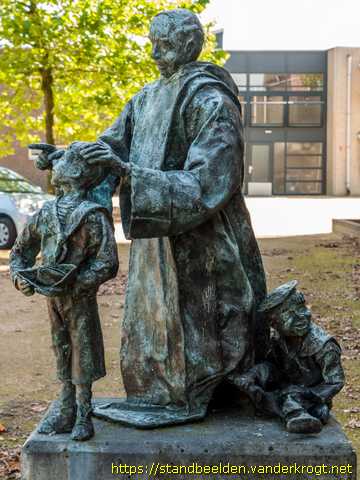 Mook -  Pater met leerlingen