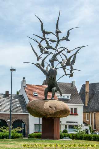 Roermond -  Meisje met meeuwen