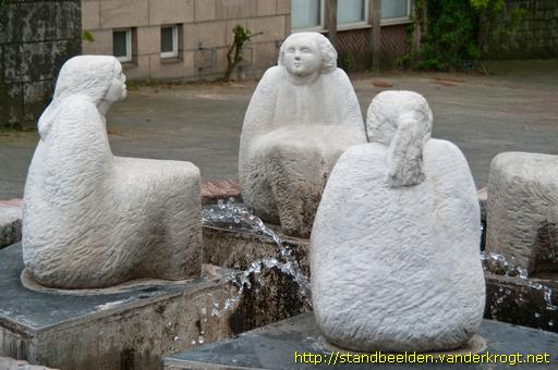 Herten -  Fontein met vier zittende vrouwen