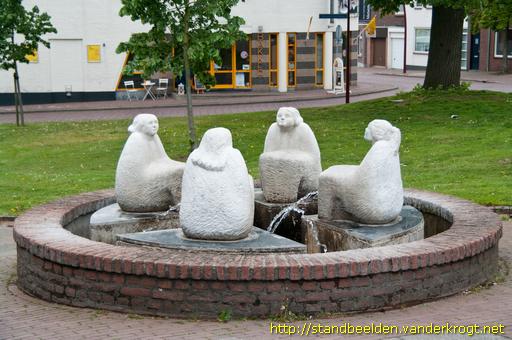 Herten -  Fontein met vier zittende vrouwen