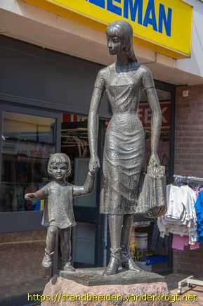 Tegelen -  Winkelende vrouw