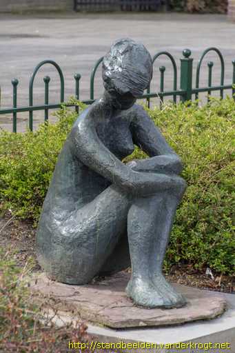 Venlo -  Zittende  vrouw