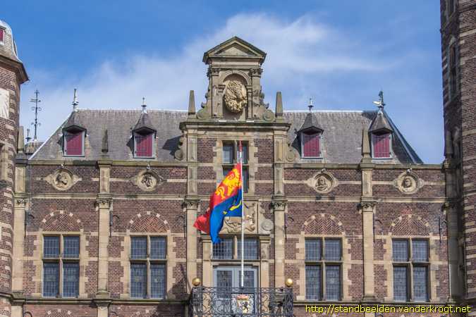 Venlo -  Portretreliëfs beroemde Venlonaren (Stadhuis)