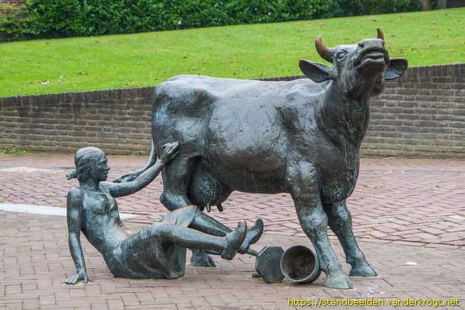 Velden -  Koe met vallend melkmeisje