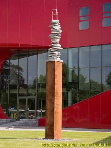 Oostrum -  Stapel boeken