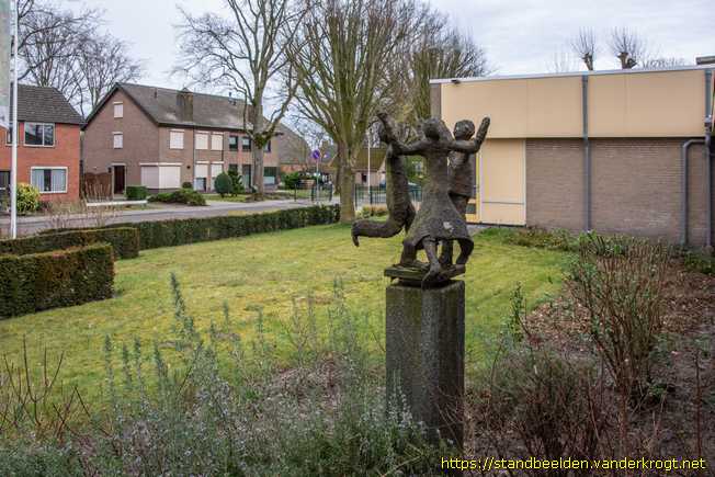 Lepelstraat -  Drie spelende kinderen