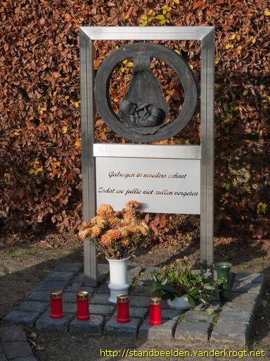 Hoogeloon -  Monument voor het ongedoopte kind