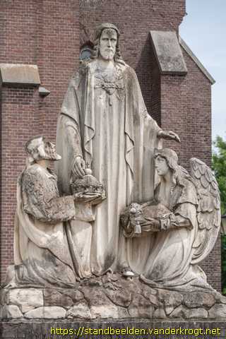 Liempde - Heilig Hartbeeld met Johannes de Doper en engel