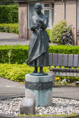 Liempde -  Vrouw met Vlaswiek