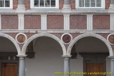 Breda -  36 Romeinse en Griekse wijsgeren en veldheren