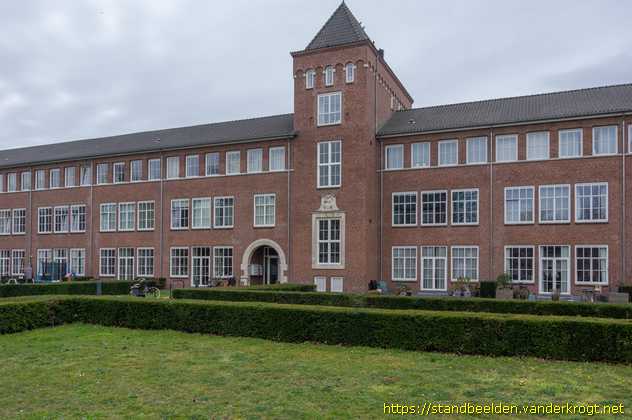 Breda -  Leraar (?) met boek en uil