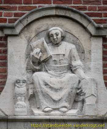 Breda -  Leraar (?) met boek en uil