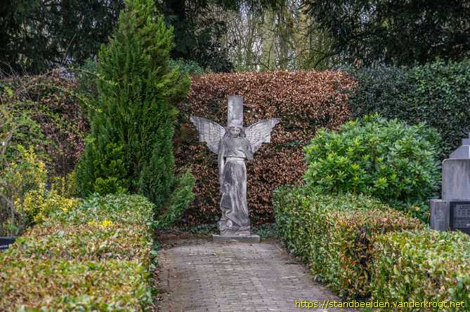 Breda -  Staande engel voor kruis