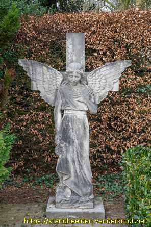 Breda -  Staande engel voor kruis
