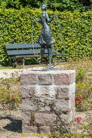 Cuijk -  Meisje met springtouw