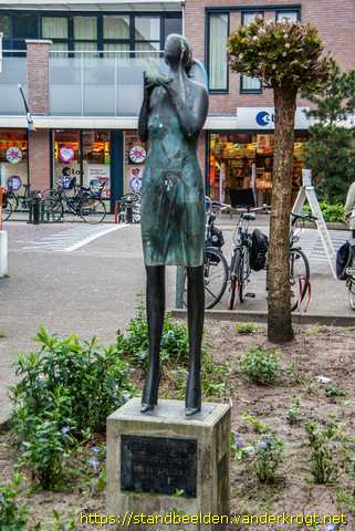 Dongen -  Vrouw met vogel