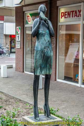 Dongen -  Vrouw met vogel