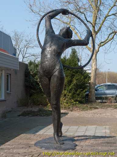 Made -  Meisje met hoepel