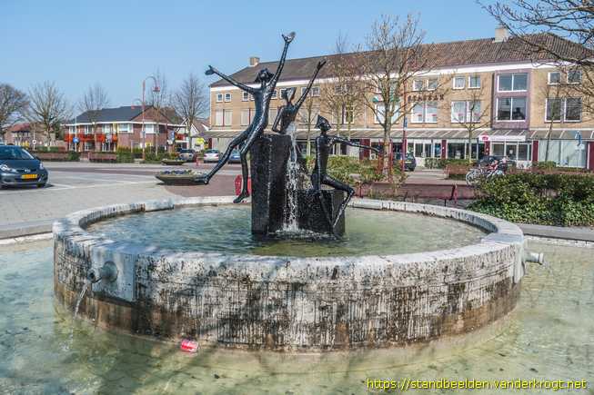 Made -  Fontein (Drie mensfiguren)