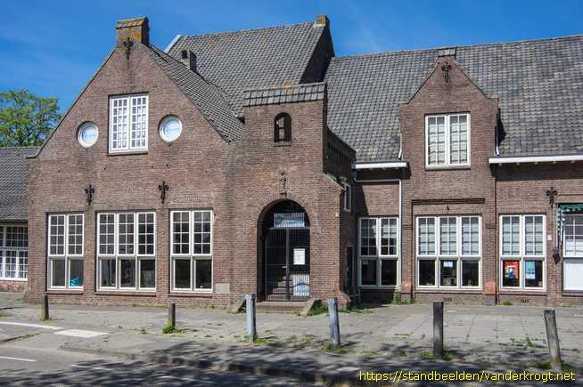Lage Zwaluwe -  Reliëfs meisjesschool
