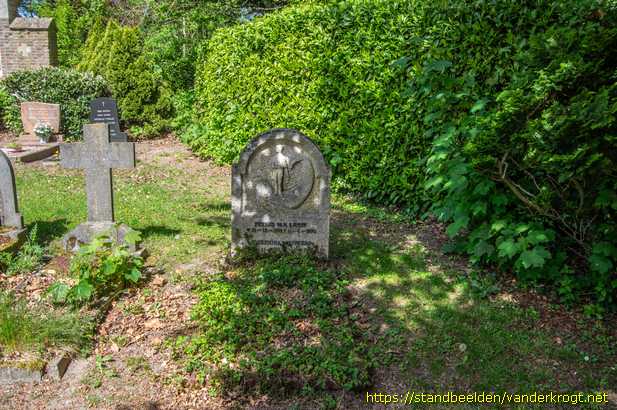 Lage Zwaluwe -  Grafmonument ouders van Niek van Leest