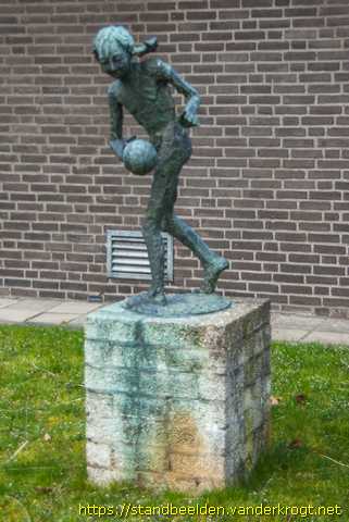 Raamsdonksveer -  Het meisje met de bal