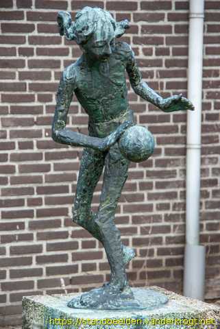 Raamsdonksveer - Het meisje met de bal
