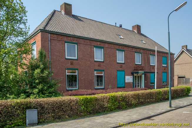 Gemert -  Vrouw met kind