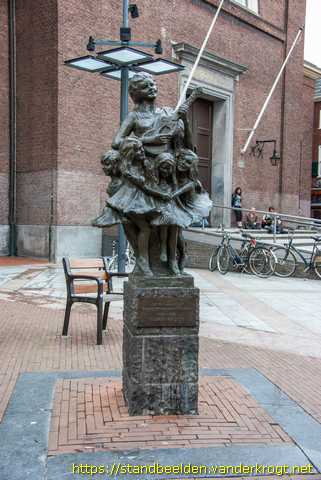 's-Hertogenbosch -  Musicerende vrouw