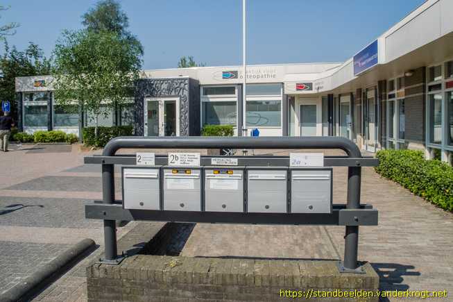 Kaatsheuvel -  Deuromlijsting met menselijke figuren