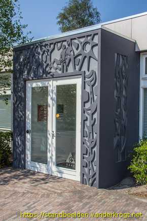 Kaatsheuvel -  Deuromlijsting met menselijke figuren