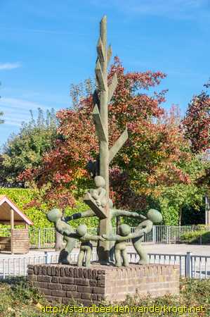 Langenboom -  Kinderen om een boom