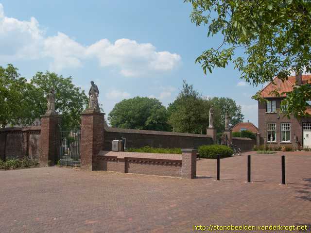 Lithoijen -  Heiligenbeelden kerkhofmuur