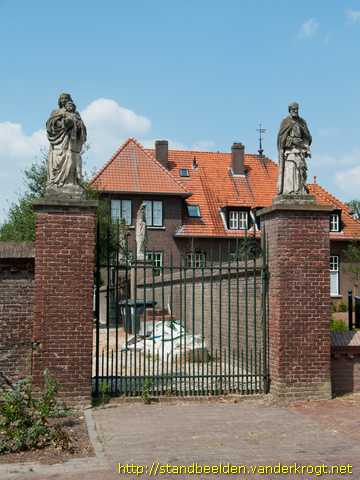 Lithoijen -  Heiligenbeelden kerkhofmuur
