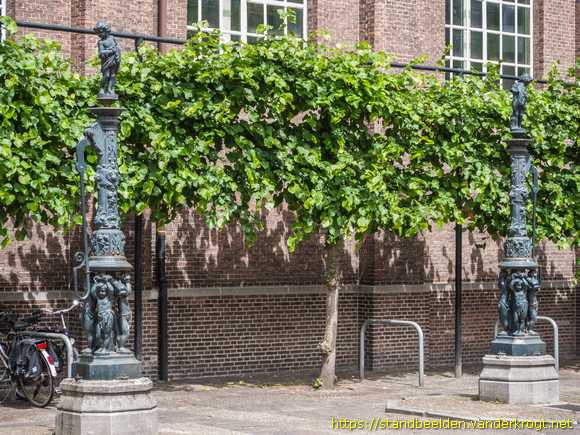 Roosendaal -  Waterpompen met Kinderfiguren