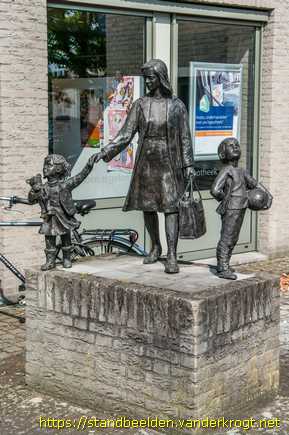 Sint Willebrord -  Vrouw met kinderen
