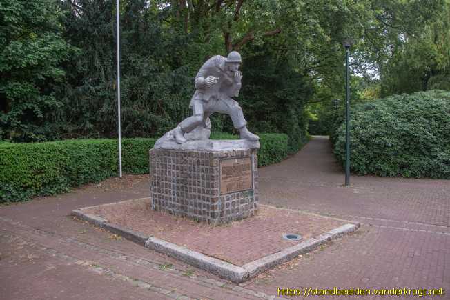 Son en Breugel -  Airborne Monument 'De Parachutist'