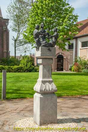 Nieuw-Vossemeer -  Monument voor pastoor Van Schaik