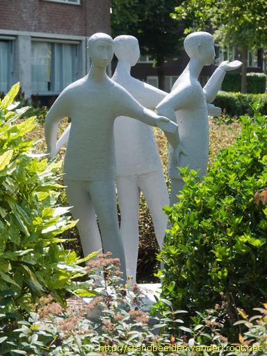 Tilburg -  Drie kinderen in een kring