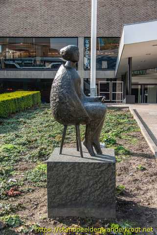 Tilburg -  Zittend Meisje