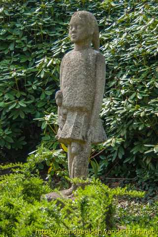 Udenhout -  Meisje met poppen