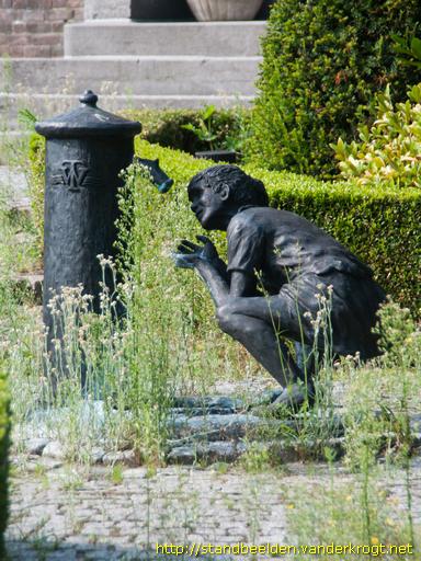 Tilburg -  Meisje bij waterkraan