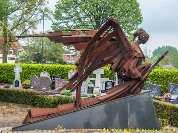 Hoogerheide -  Knielende engel