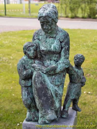 Giessen -  Lezende vrouw met kinderen