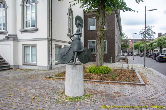 Zundert -  Het bloemencorsomeisje