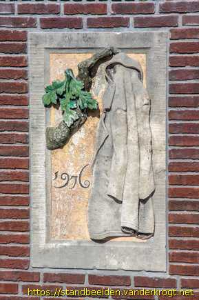 Alkmaar -  Jas aan een boomtak